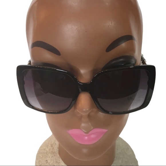 Oversized Black Sunglasses A Silver Chain Link Detail On The Arms - Picture 8 of 12